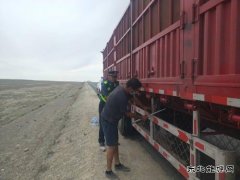 富蕴执法大队：车辆轮胎冒烟，路政人员紧急处置消隐患