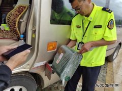 阿勒泰执法支队富蕴执法大队：加满服务“油”解游客车辆燃眉之急