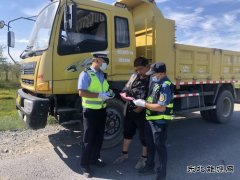 哈巴河执法大队：路警联合积极开展“百吨王”专项整治行动