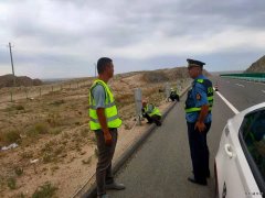 阿勒泰执法支队北屯执法大队加装护栏板及时消除公路潜在安全隐患