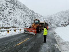 富蕴执法大队：初雪见真情 抗雪保交通