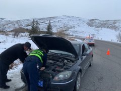 阿勒泰执法支队北屯执法大队执法巡查途中帮助司机显真情