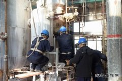 航锦科技三车间员工携手并肩 抢修蒸发器