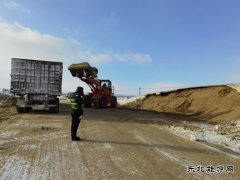 阿勒泰执法支队哈巴河执法大队：严寒中指挥交通，保障行车安全