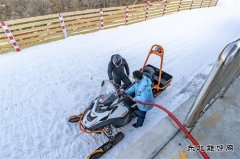 为“雪飞燕”造雪加油