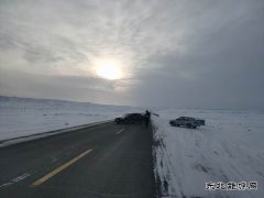 阿勒泰执法支队北屯执法大队执法人员热情帮助故障车辆受好评