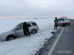富蕴执法大队：车辆滑下路基 执法人员及时救援显真情