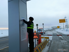 富蕴执法大队：张贴便民服务卡，打通便民服务最后一公里