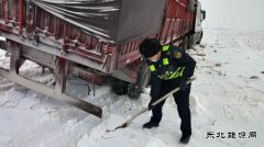 恰库尔图超限检测站：车辆被困雪中 执法人员全力救援