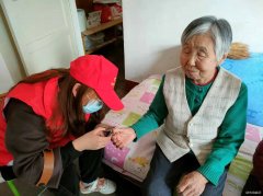 中心社区：团青志愿者陪独居老人共度元宵节