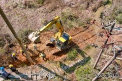 江西婺源：大雪压断线路 电力工人忙抢修