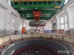 黑龙江牡丹江水电总厂：莲花厂4号机组A极检修转子顺利吊出