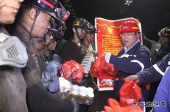 蒲白矿业公司工会把贺信送到千米井下