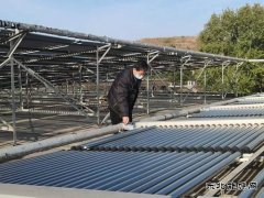 牛儿庄采矿公司职工检修职工澡堂的太阳能