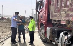 阿勒泰执法支队青河执法大队多种形式  开展“路政宣传月”活动