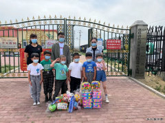 六一”前夕，阿勒泰执法支队“访惠聚”驻村工作队看望慰问少年儿