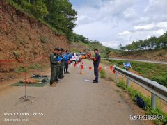 山体滑坡电杆倾斜会泽供电局紧急抢修确保车辆通行安全