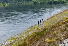 国网牡丹江水电厂：清理江边垃圾 留住碧水蓝天
