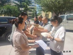 蒲白中心社区：酷暑送清凉 情暖职工心