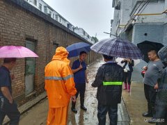 蒲白实业公司一行雨天深入社区排查危房隐患 保障居民生命安全