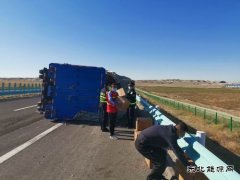 阿勒泰执法支队北屯执法大队执法人员路遇车祸伸援手