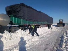 富蕴执法大队：货车风雪中被困 巡查人员及时救助