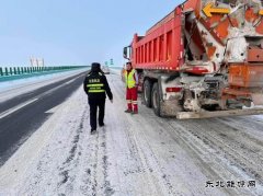 ：Ｖ捶ù蠖恿瞎     交警、养护部门开展春节节前联合巡查