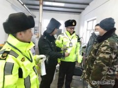 富蕴执法大队：开展路警联合执法 依法查处违法超限运输车辆