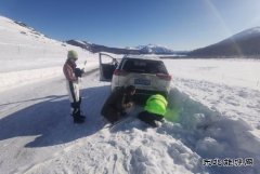 游客车辆陷入雪窝，交通执法暖心救助