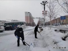 富蕴执法大队：在职党员进社区 打扫卫生践行动
