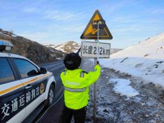 阿勒泰执法支队青河执法大队：清洗公路标志，靓化路容路貌