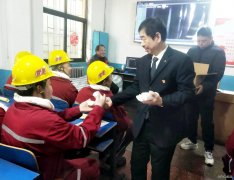牛儿庄采矿公司工会为优秀成绩的掘进二队发放小奖品