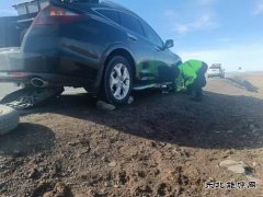 富蕴执法大队：热心帮助旅客更换轮胎 真情服务暖人心