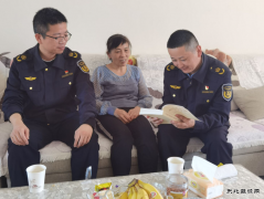 阿勒泰执法支队富蕴执法大队开展“送学上门 送书到家”主题活动