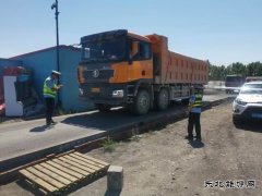 哈巴河执法大队：路警联合不放松 严守治超安全线