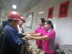 淮北双龙公司：用心服务 让职工“清凉一夏”“安康相伴”