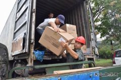 中煤新集板集煤矿：为矿工发放中秋“礼包”