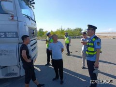 阿勒泰执法支队富蕴执法大队联合交警部门开展治超专项行动