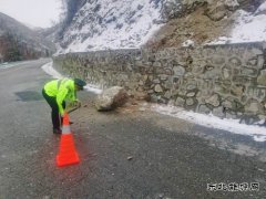 阿勒泰执法支队哈巴河执法大队：联合巡查 除雪保畅