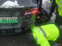 富蕴执法大队：雨雪天执法人员帮助受困旅客排忧解难