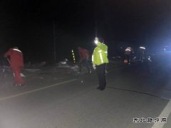 哈巴河执法大队：夜间清理路面散落物，保障群众出行安全