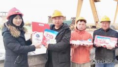 图片新闻：送福袋到班组