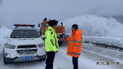 布尔津执法大队：省道232线多处雪崩 积极抢险保通