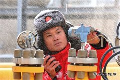 顶风冒雪送“福气”