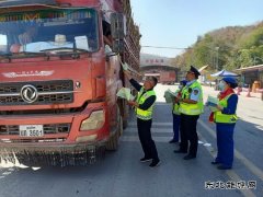 西双版纳支队在口岸边开展超限运输治理宣传工作