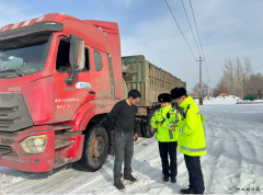 ：Ｖ捶ù蠖：交通执法不松懈，服务群众不打烊