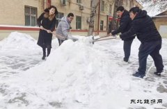 图片新闻：清除积雪保通行