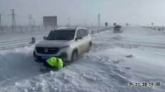 阿勒泰执法支队吉木乃执法大队救助受困社会车辆