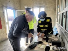 哈巴河执法大队：积极开展路警联合治超，确保公路安全