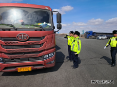 青河执法大队开展“百吨王”违法超限超载治理专项行动